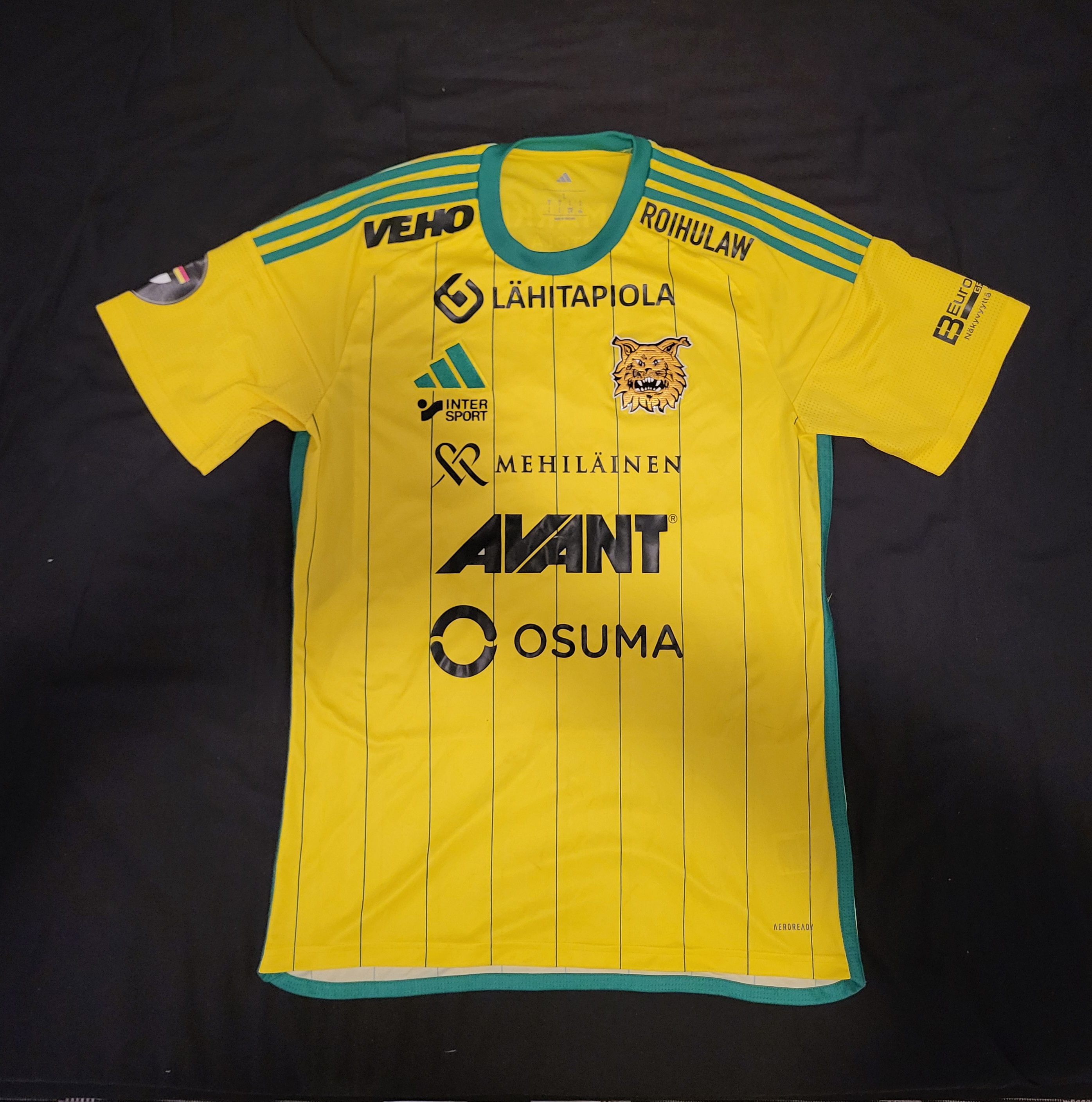 Adeleke Akinyem pelipaita edestä